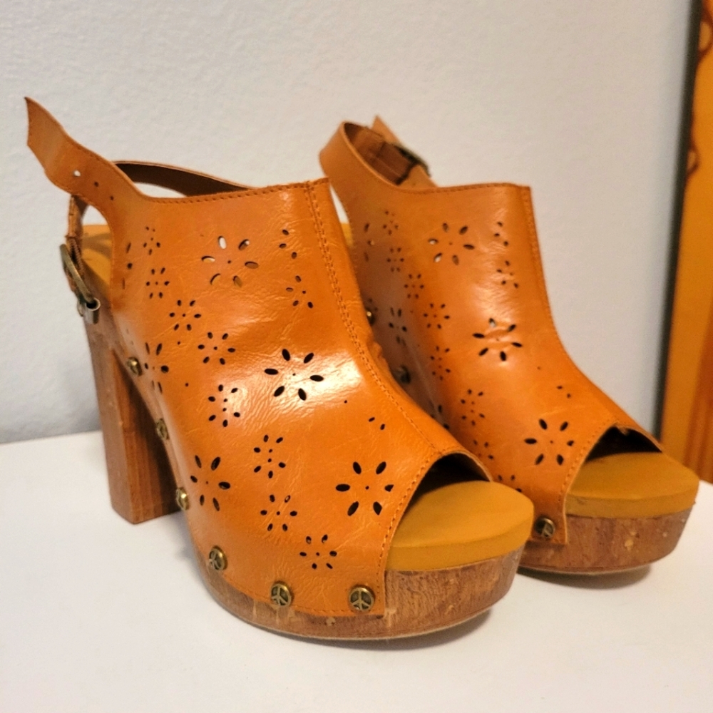 NWT Groove Sandals